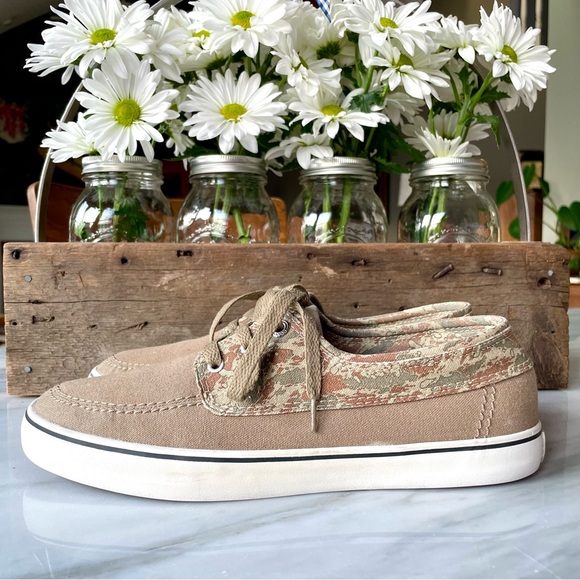 Converse•Size 9.5•Cons Skateboarding Shoes•Khaki and Camo Canvas•Lace-Up Styling - Picture 1 of 16